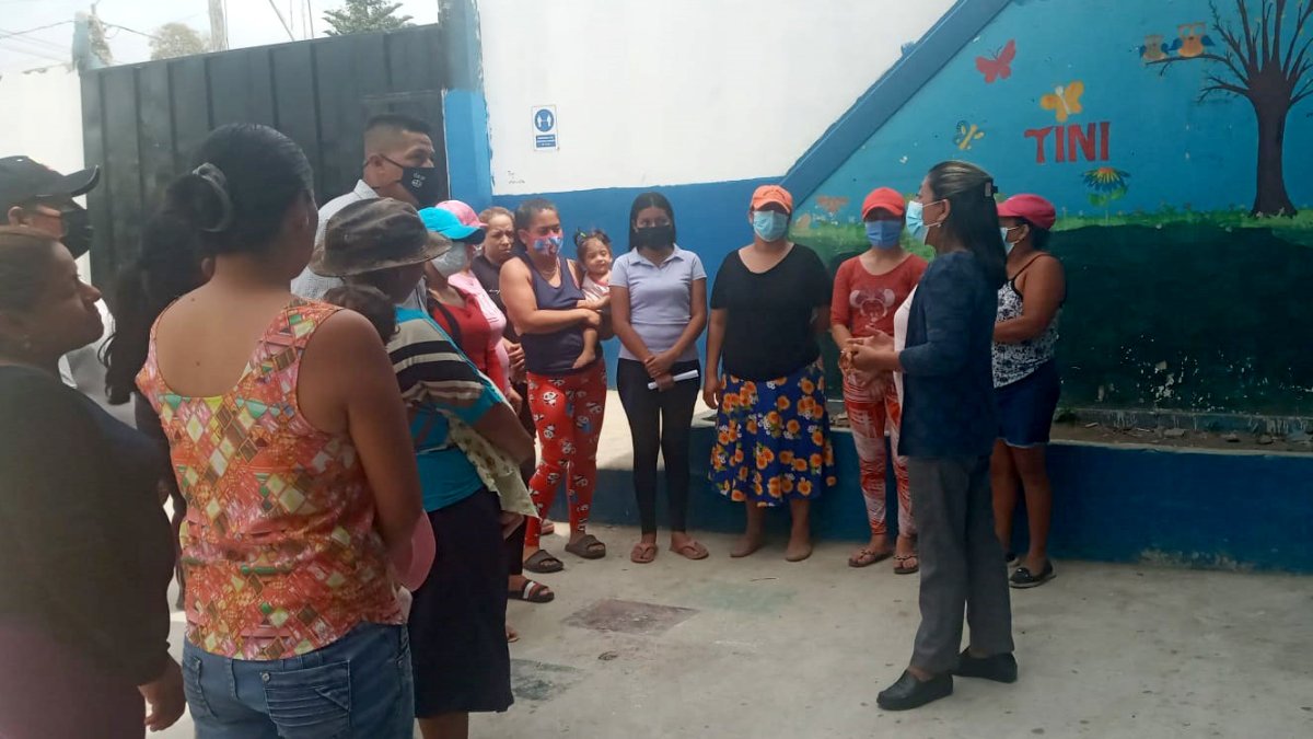 En la escuela Blanca García, una de las extorsionadas, se reunieron directivos con los padres.