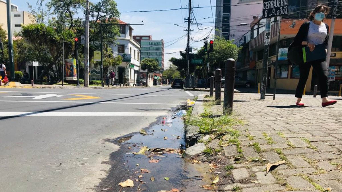 Incesante. En el filo de vereda persiste la formación de una gran cocha.