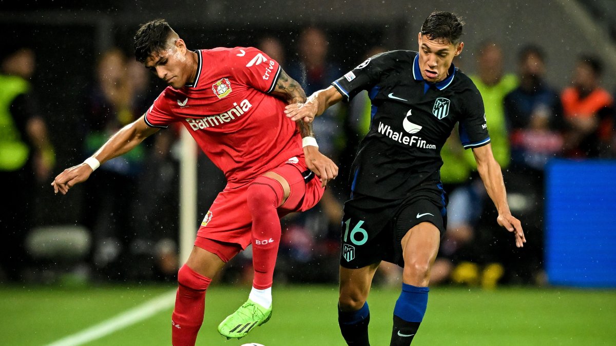 Piero Hincapié (i), del Leverkusen, pelea al balón con el colchonero Nahuel Molina.