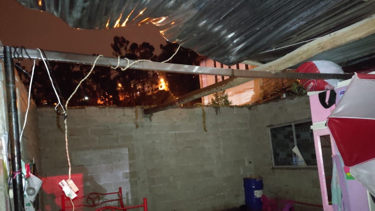 Daño. Una familia fue afectada por fuertes vientos que se llevaron el techo de su vivienda.