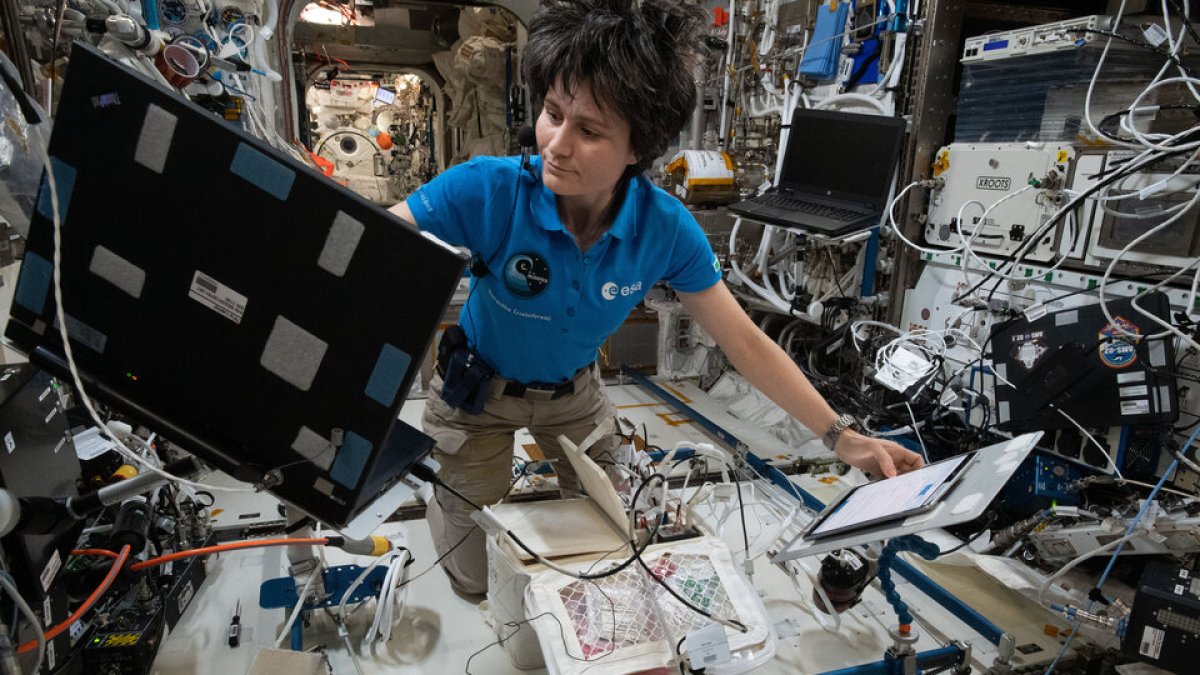 La astronauta de la Agencia Espacial Europea, Samantha Cristoforetti, mientras trabaja en la Estación Espacial Internacional. /ESA