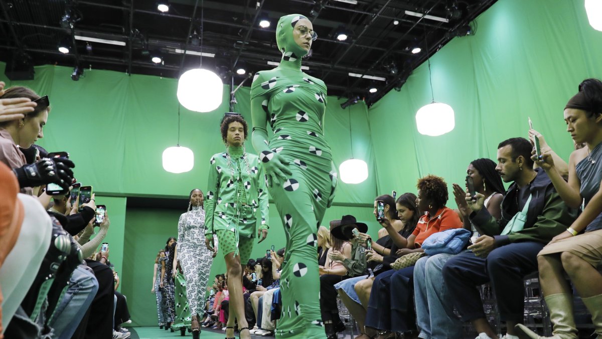 Una modelo presenta una creación de la marca de moda Maisie Wilen durante la Semana de la Moda de Nueva York, este 13 de septiembre de 2022.