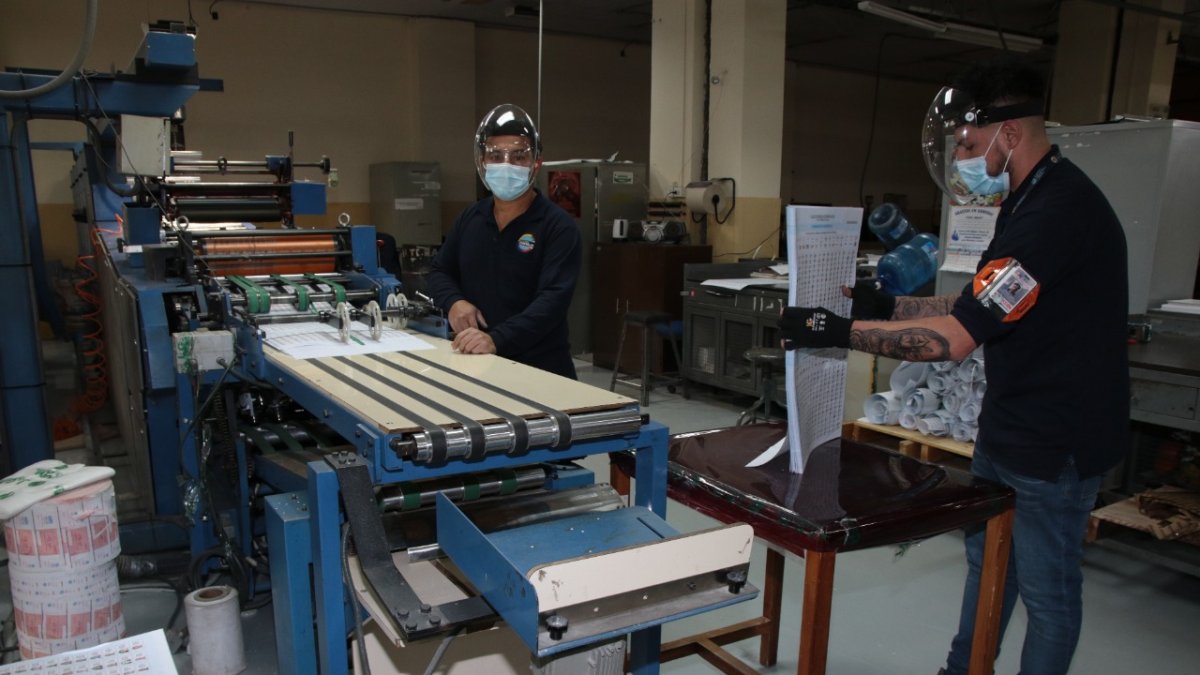 En elecciones pasadas las papeletas y documentos fueron impresos por el Instituto Geográfico Militar (IGM).