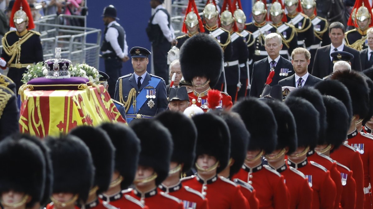 Féretro de la reina Isabel II siendo trasladado del palacio de Buckingham a Westminster Hall en Londres 14 septiembre 2022.