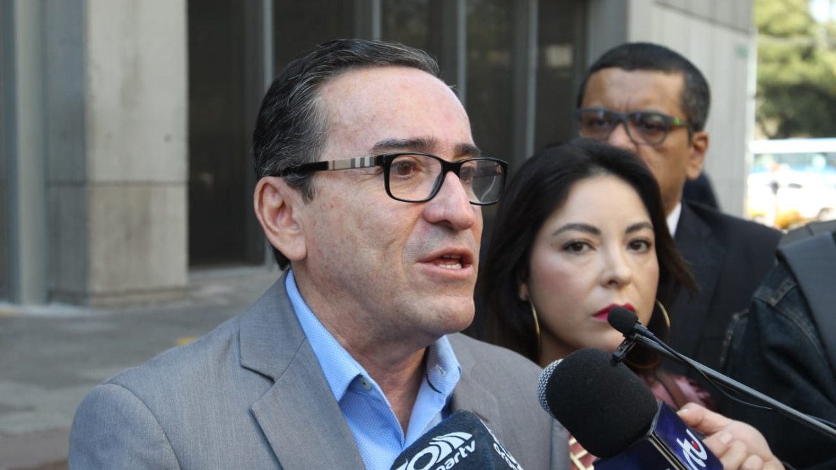 El legislador de UNES Fernando Cedeño (i) acudió a la Fiscalía con la asambleísta Pamela Aguirre (d).