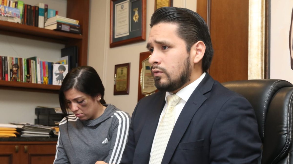 Mujer agredida por hombre desconocido junto a su abogado.