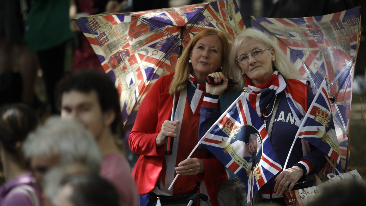 Dos mujeres aguardan el paso del cortejo fúnebre por Isabel II este miércoles.