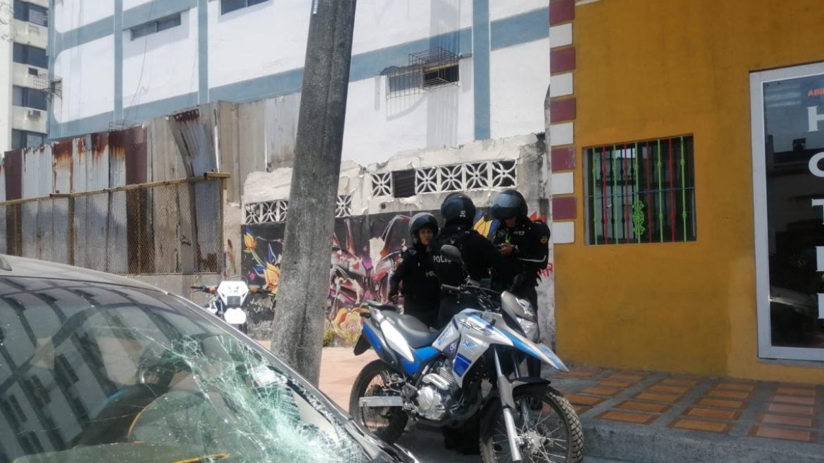 La mujer se lanzó desde la terraza del hotel y aterrizó sobre un vehículo.
