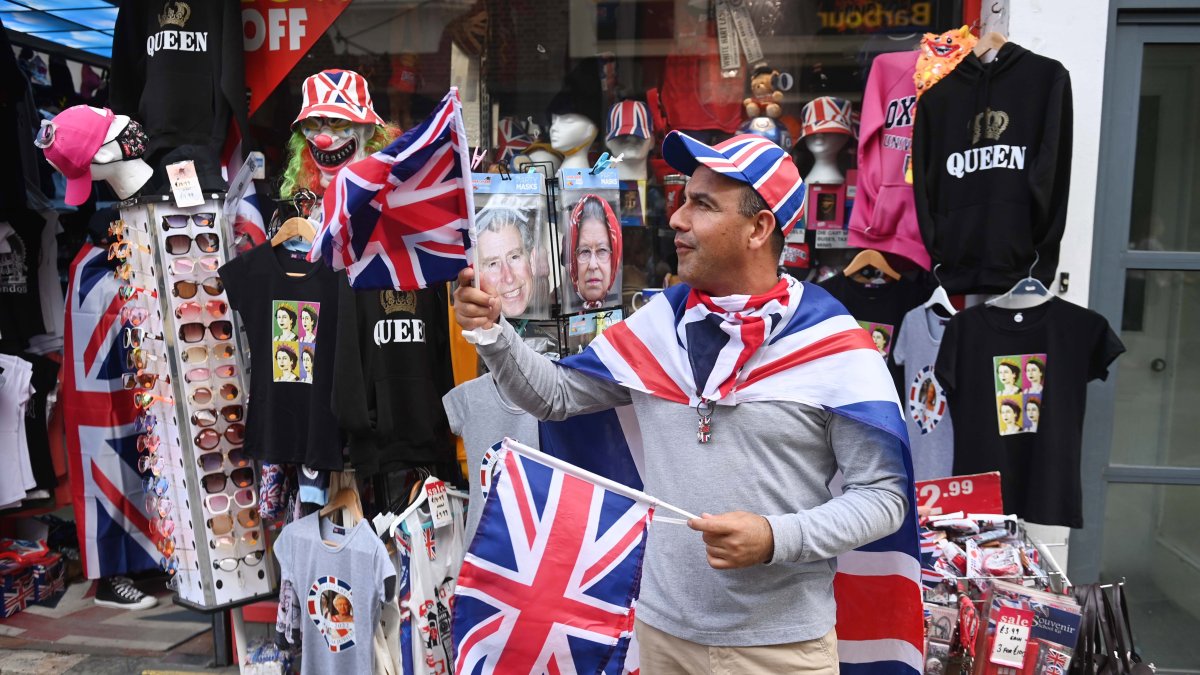 Una persona ofrece recuerdos de la bandera de la Unión a la venta en una tienda en Windsor, en Gran Bretaña, este 12 de septiembre.