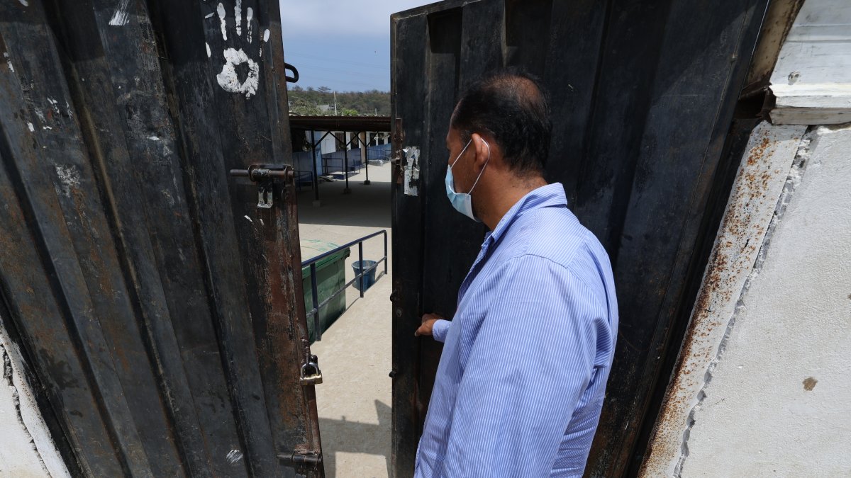 Unos padres piden la suspensión de las clases presenciales; otros no quieren la virtualidad.