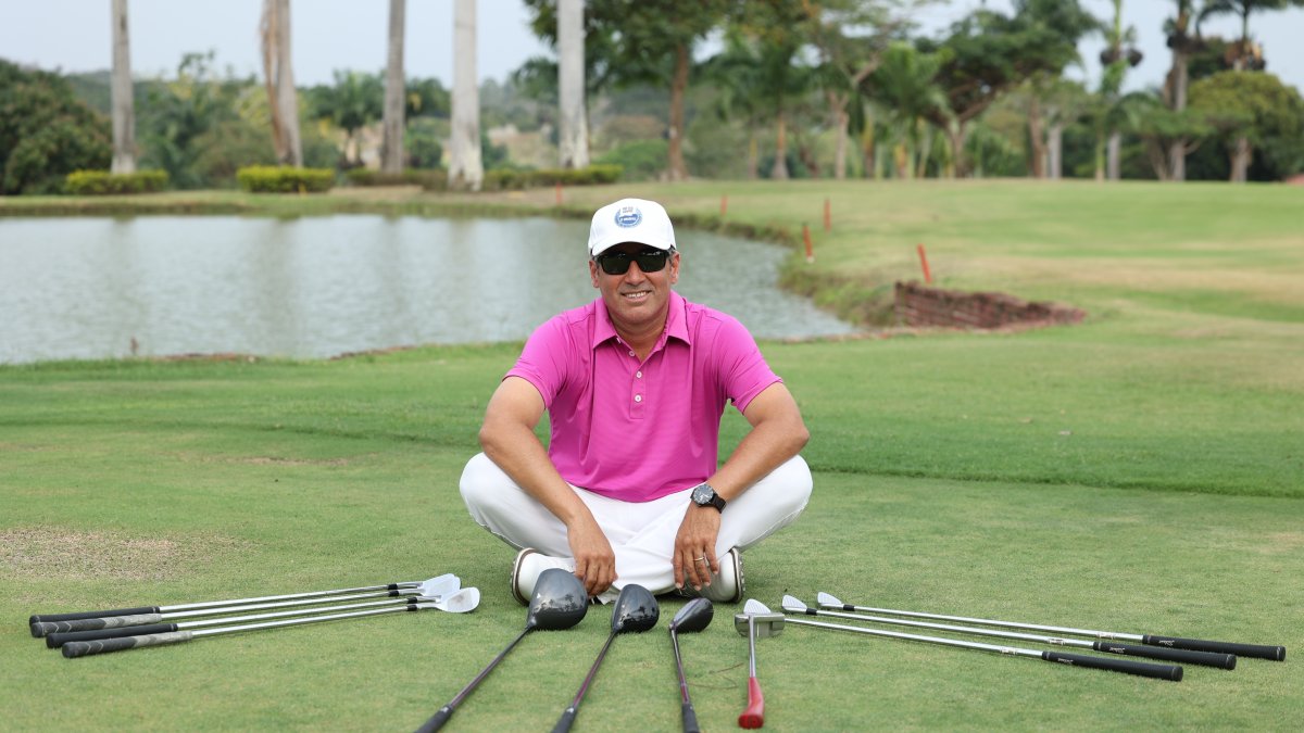Abdallah pratica el golf desde los 4 años. En la actualidad también enseña este deporte.