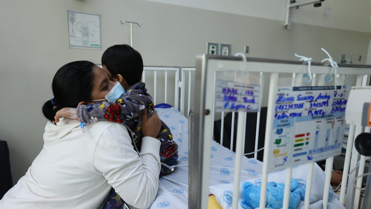 Las madres de familia tratan de animar a sus hijos luego de la operación. Las intervenciones se realizan en el hospital Roberto Gilbert.