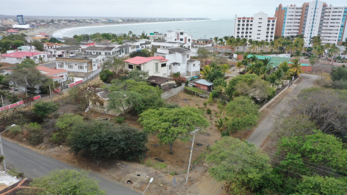 La Victoria. Esta ciudadela tiene años. Es una de las primeras de Playas y está en total abandono. No hay rastro de aceras, allí caminan incluso entre polvo.