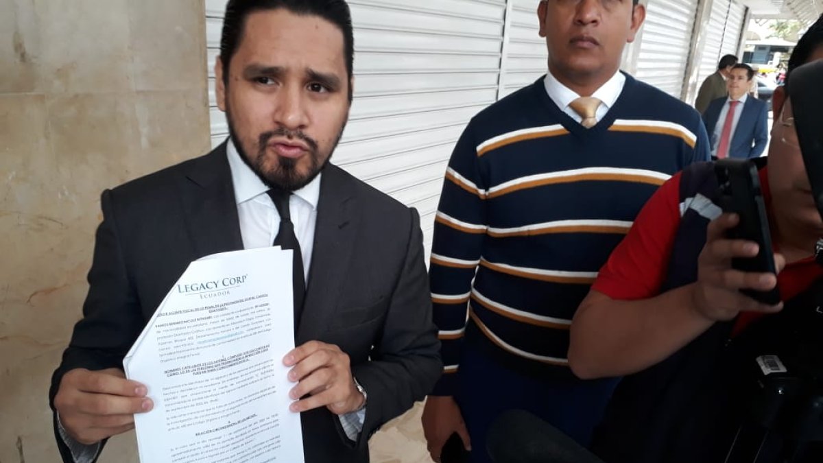 El abogado Álvaro Jacho muestra la denuncia que presentó en la Fiscalía por lo ocurrido a Nicol.