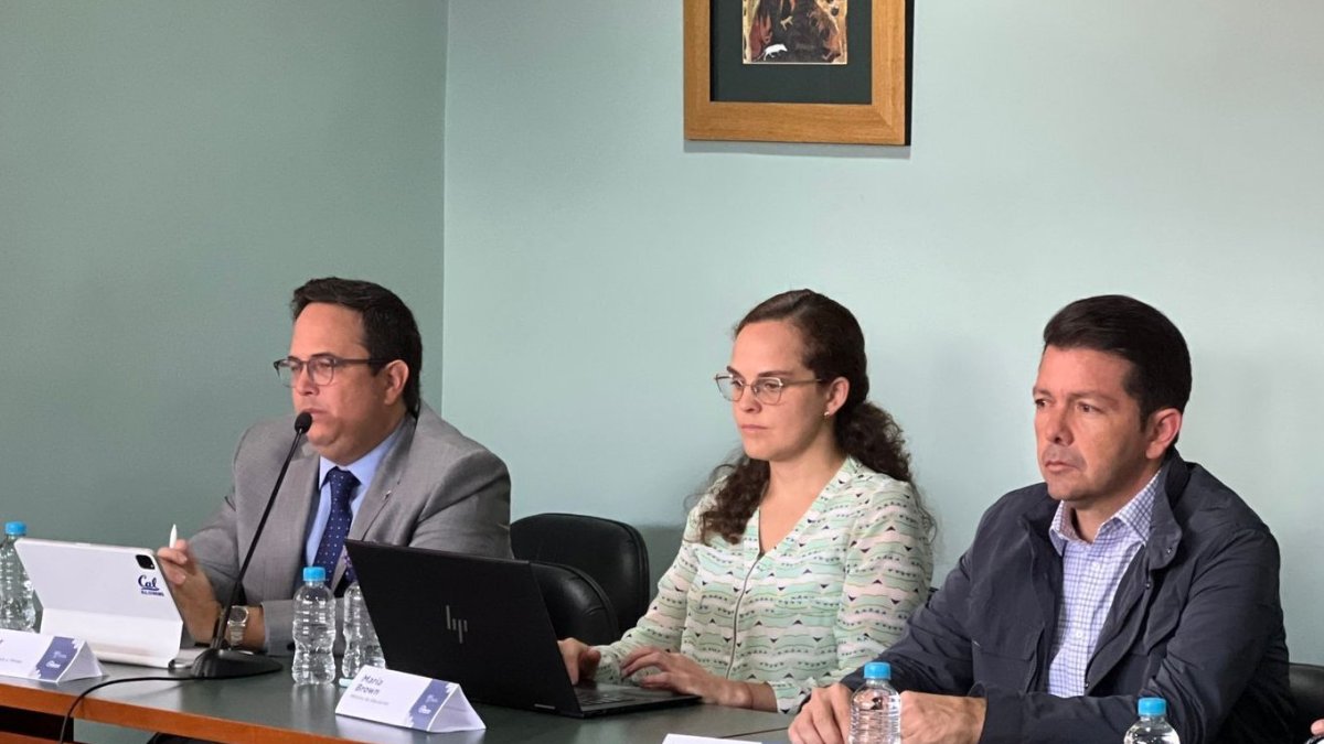 El ministro Vera (i) participó de la rueda de prensa de los resultados de las mesas de diálogo.