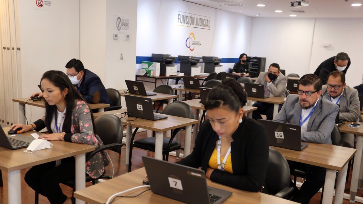 Pruebas. Postulantes a la unidad especial de jueces anticorrupción durante las pruebas en el Complejo Judicial.