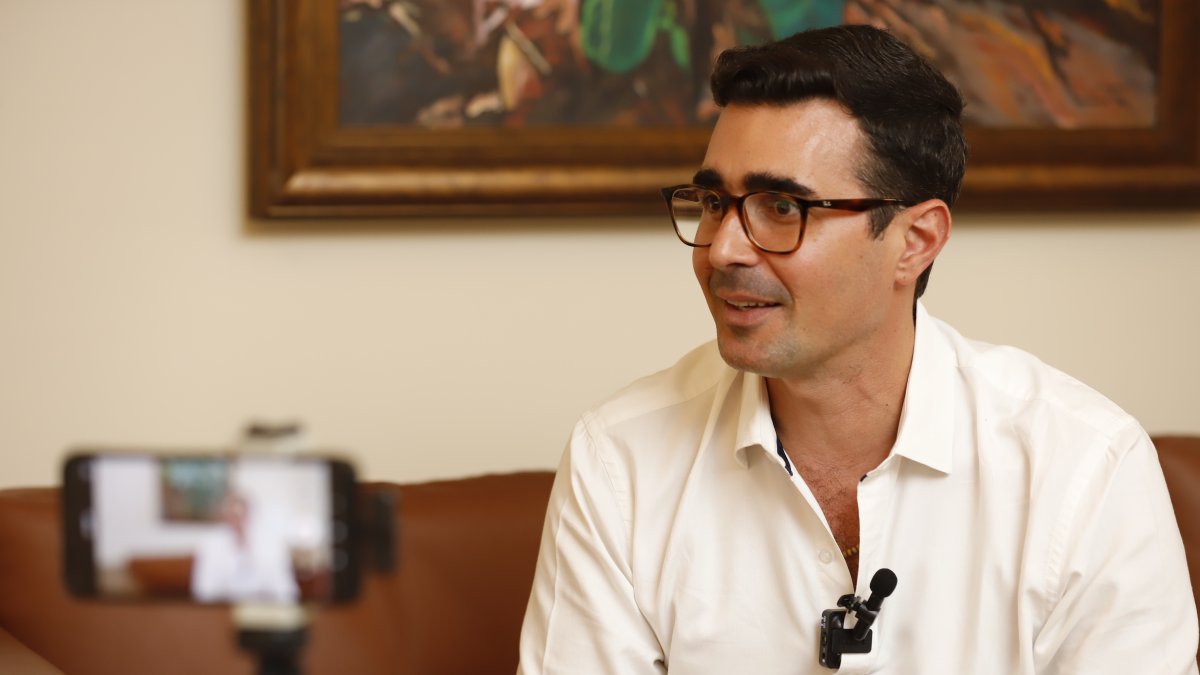 Guschmer fue aspirante a la Prefectura del Guayas por el movimiento Renovación Total (RETO). Es comentarista deportivo. Fue electo concejal de Guayaquil en los comicios del 2019.