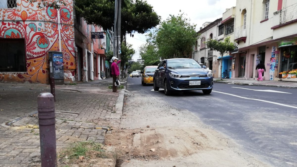 La calle luce seca luego de que se solventó el problema que se extendió varias semanas.
