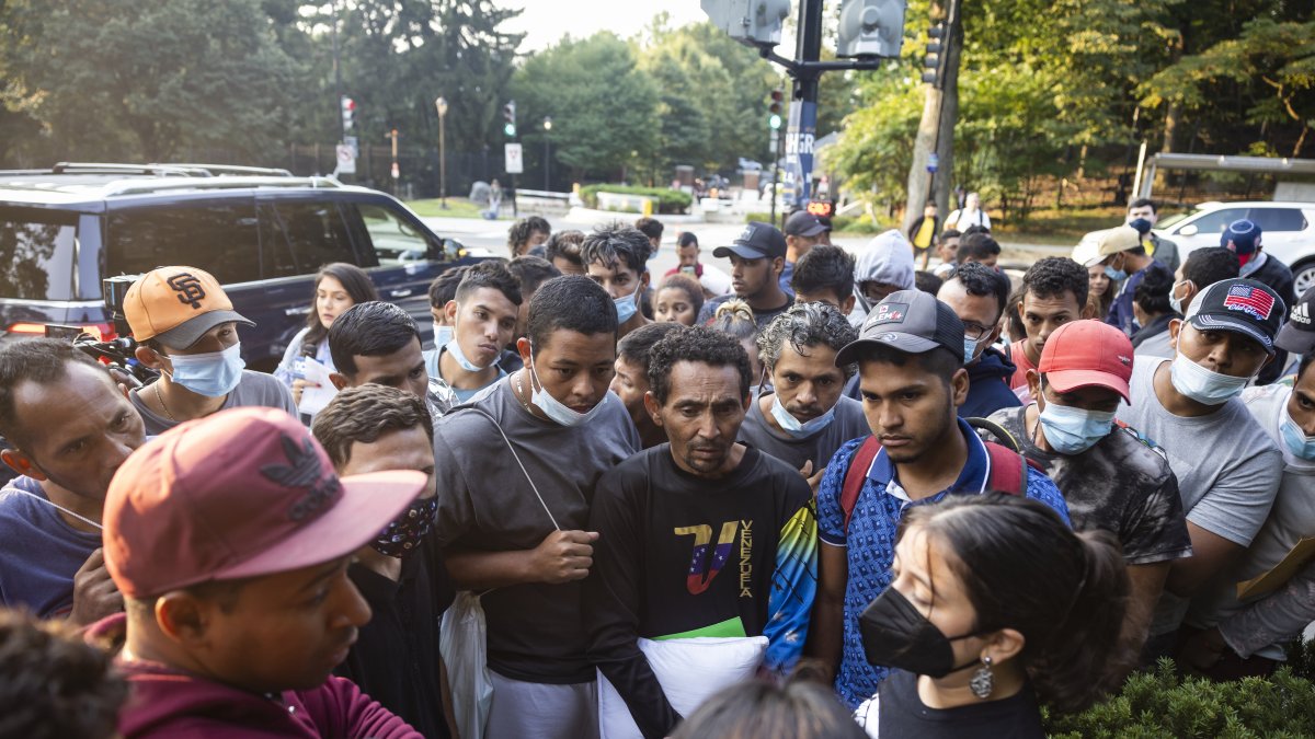 Dos autobuses llenos de migrantes de América Central y del Sur llegan a las afueras de la residencia de la vicepresidenta de EE.UU. en el Observatorio Naval  en Washington, DC./JIM LO SCALZO