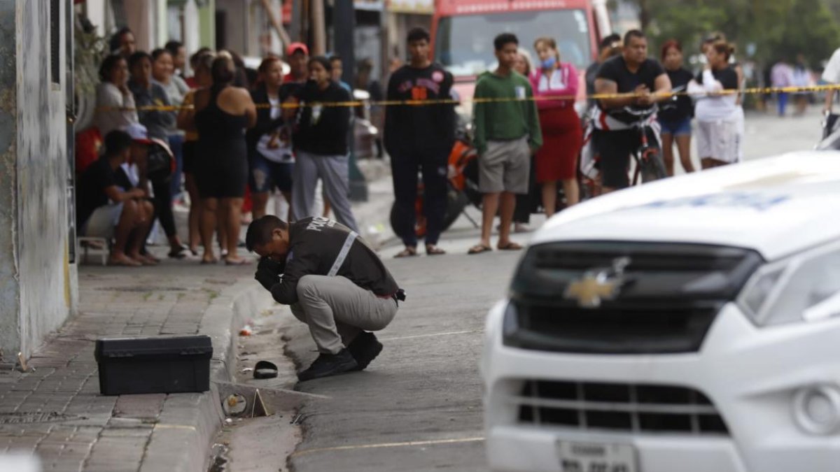 Agentes de Criminalística recogieron indicios balísticos en la escena