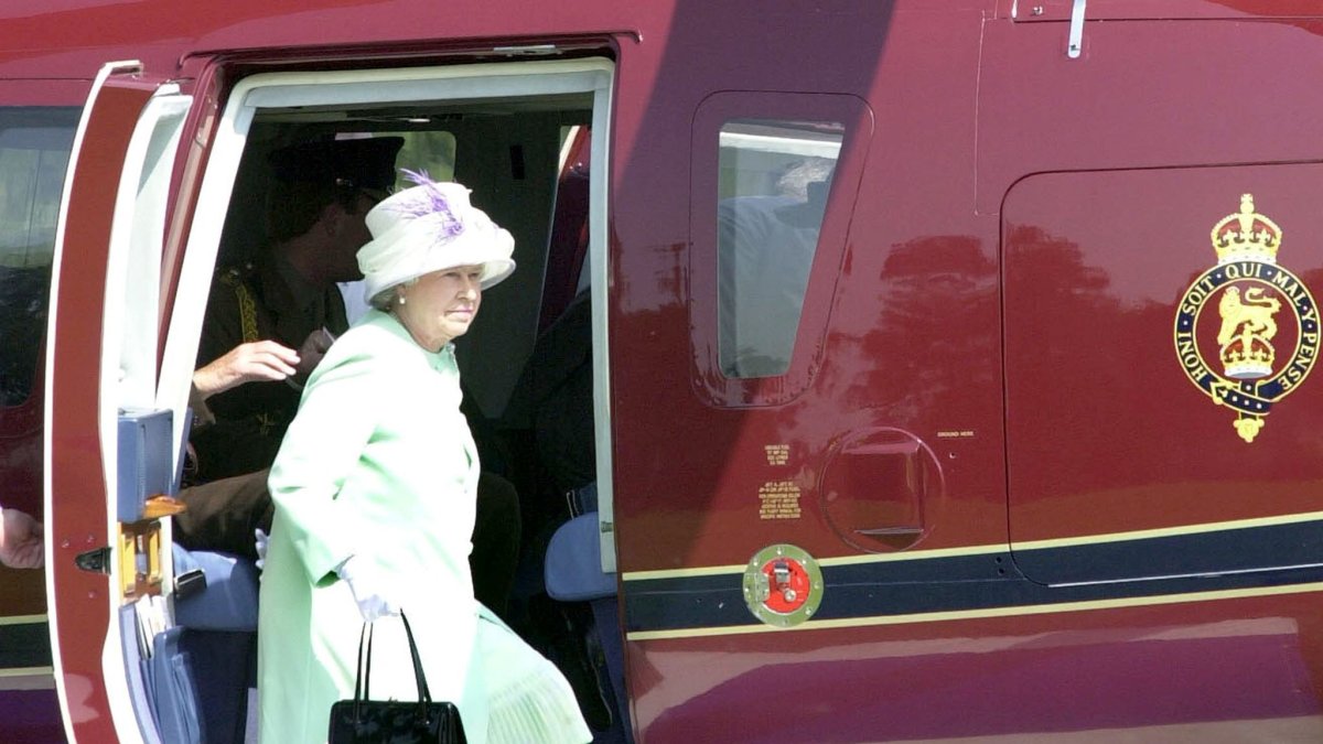 La difunta reina Isabel II baja de un helicóptero en uno de sus viajes en julio de 2002. EFE/