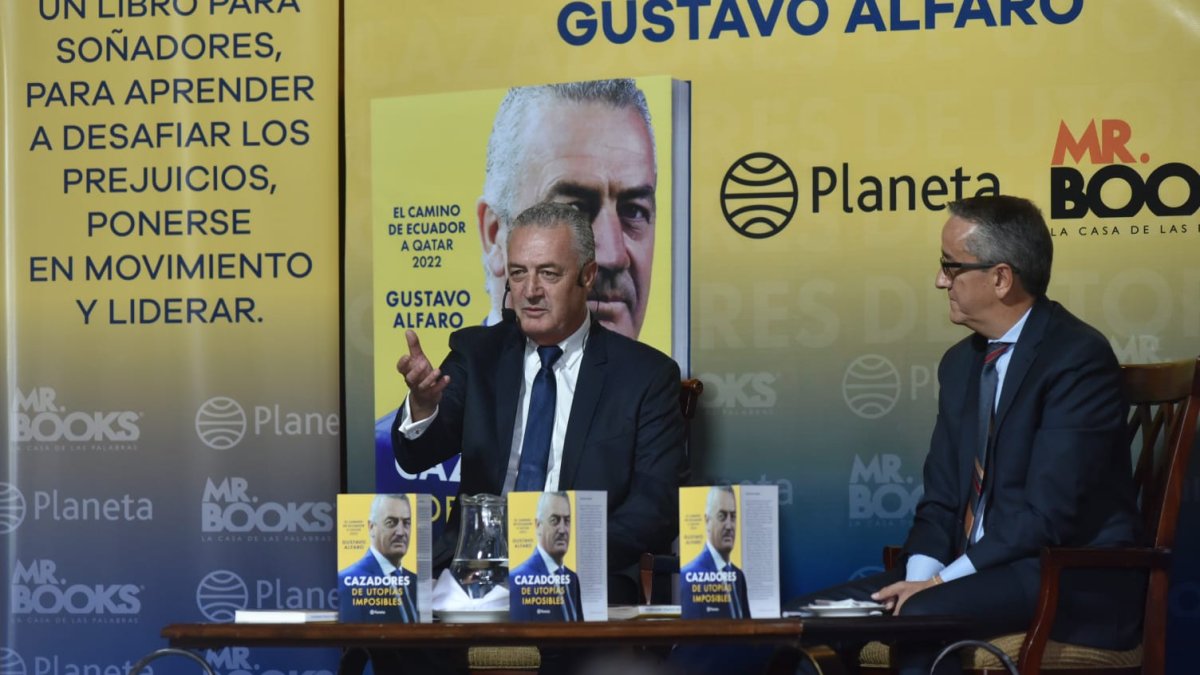 Alfaro en la presentación de su libro.