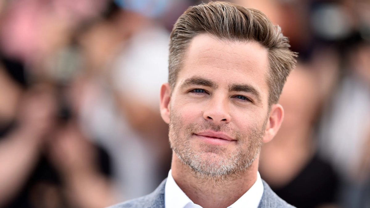 Actor Chris Pine luce sus canas al natural