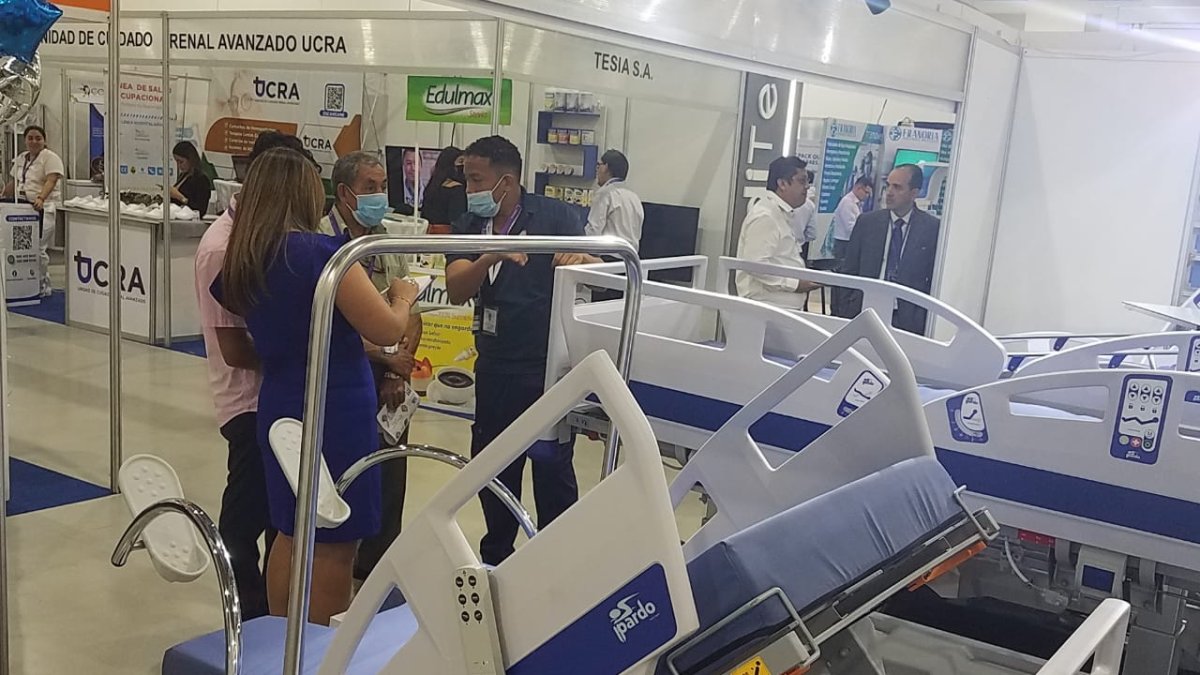 Visitantes a la Medicom 2022 consultan sobre las novedades en camas para salas de hospitales y consultorios.
