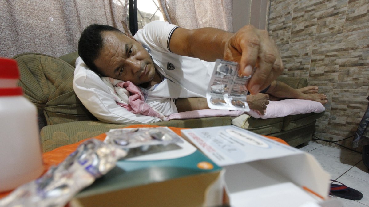 Tito Montoya, afiliado al IESS, muestra las pastillas que requiere para tratar la leucemia.