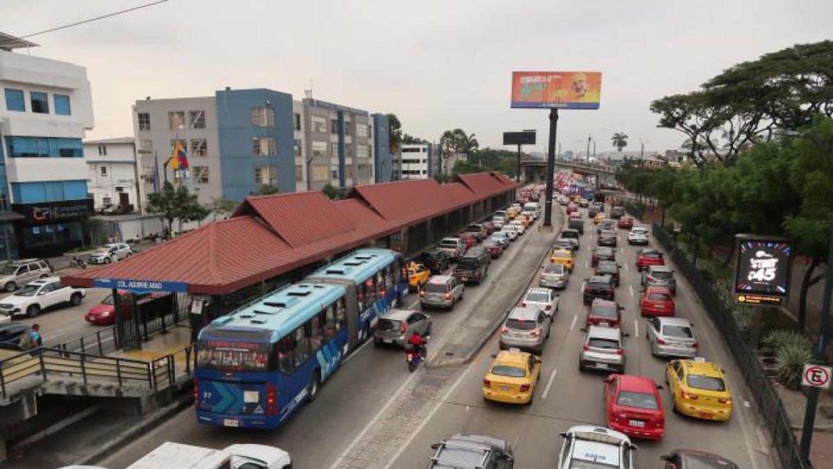 Tránsito. A diario y a cualquier hora los autos particulares irrespetan el uso exclusivo del carril de la metrovía.