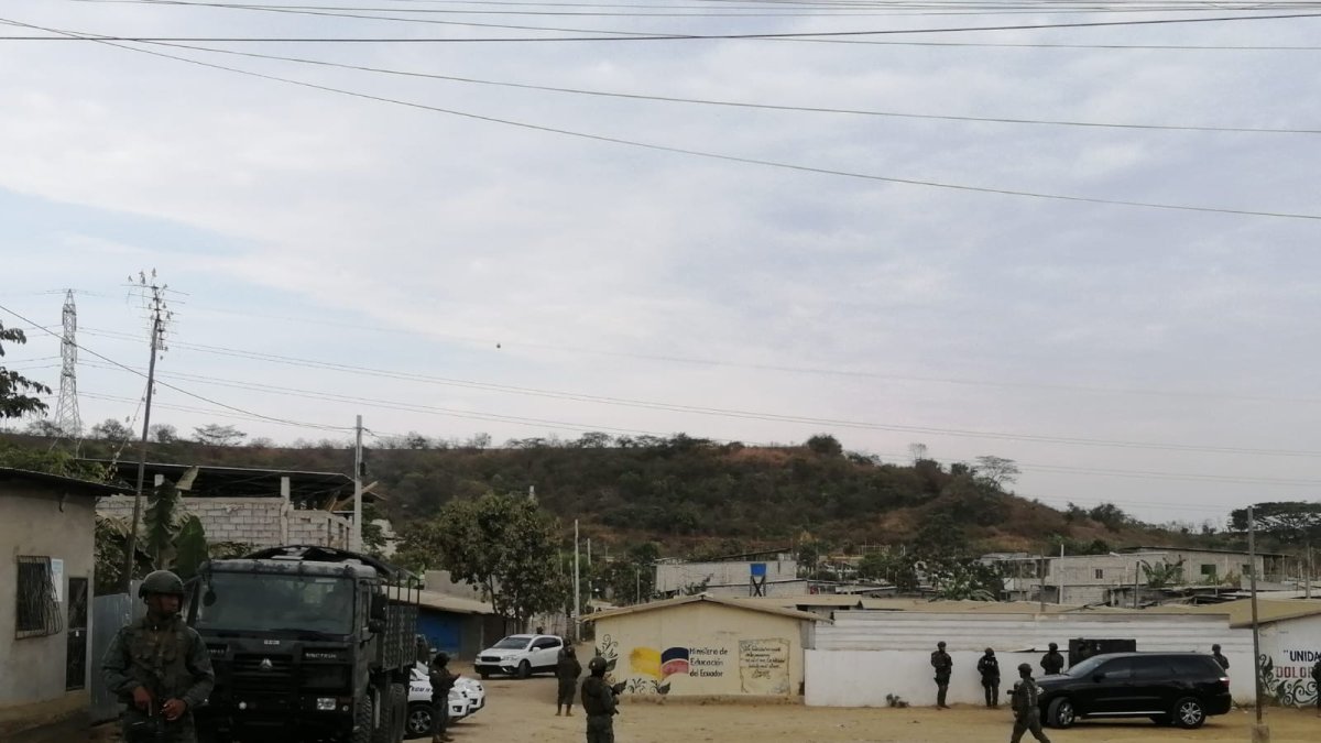Autoridades se han reunido en un plantel de flor de bastión tras la muerte a tiros de un  estudiante
