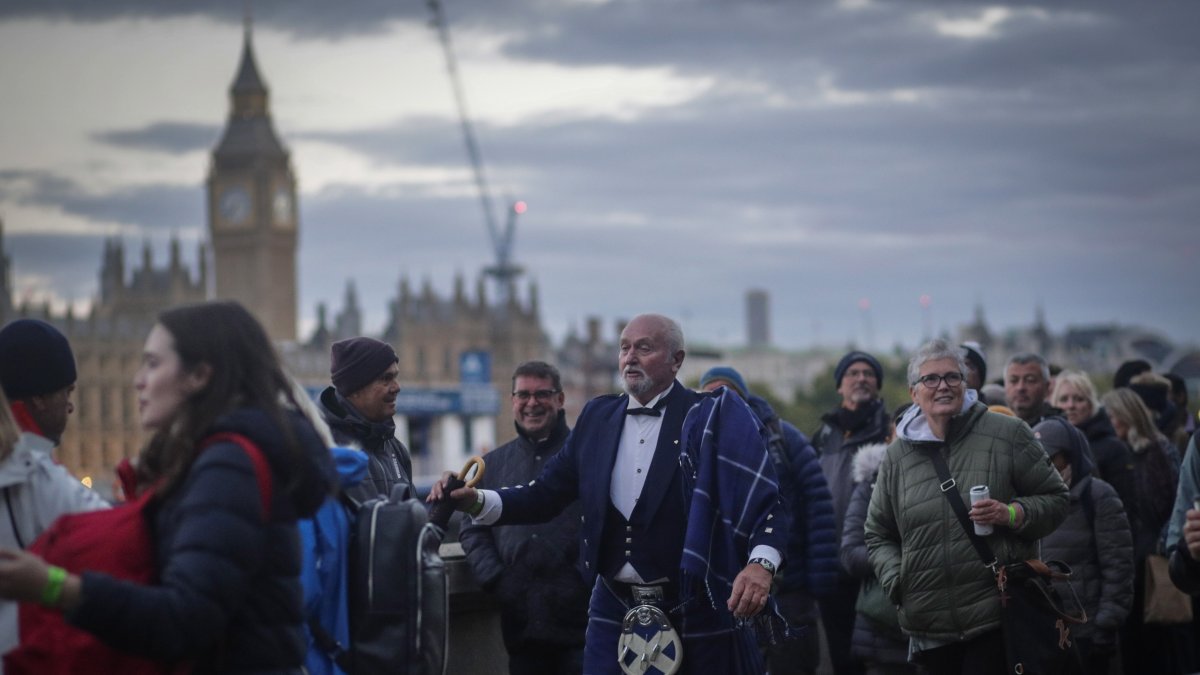 La fila para visitar la capilla ardiente de la reina Isabel II en Londres.