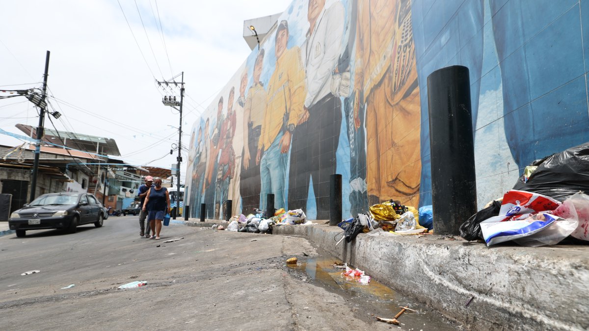 El mural se encuentra en el cerro del Carmen y a lo largo de este se observan fundas llenas de basura..