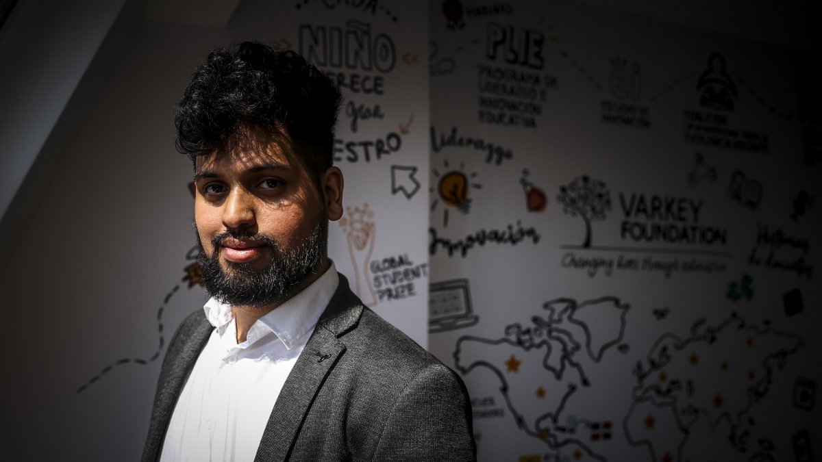 Nicolás Monzón, un argentino que ahora con 25 años está entre los 10 aspirantes al título de mejor estudiante del mundo, posa el 13 de septiembre de 2022 en Buenos Aires