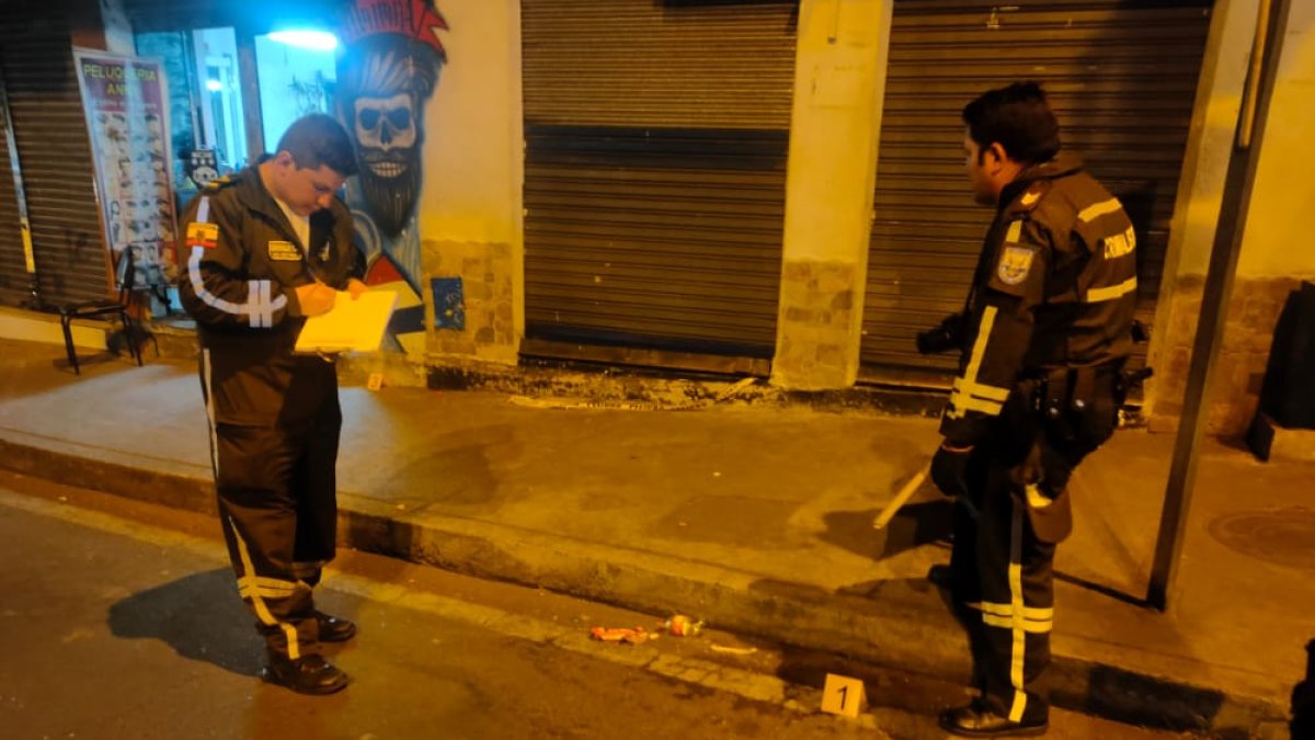 Evidencia. Cinco vainas hallaron en el exterior del local comercial donde se produjo el suceso.