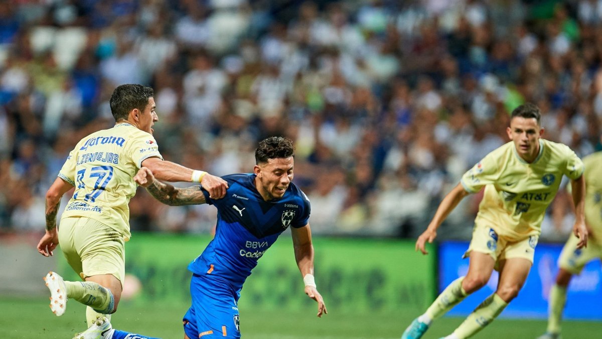 Joao Rojas juega en el Club de Fútbol Monterrey de la Primera División de México.​