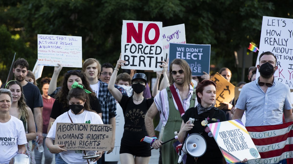 Personas se manifiestan a favor del derecho al aborto en Falls Church, Virginia (EE.UU.), en una fotografía de archivo.