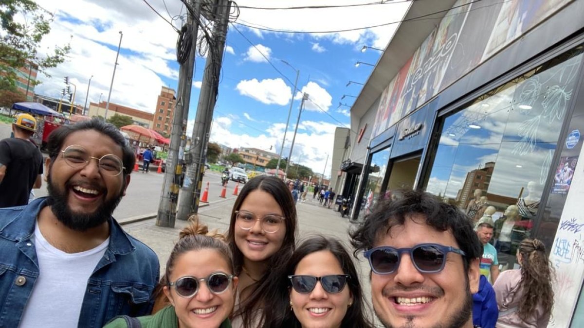 Joyce Macias y su grupo de amigos aprovecharon su visita para hacer compras.