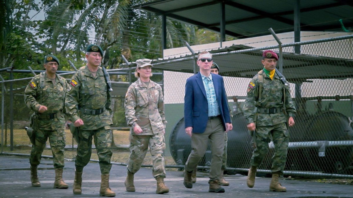 Laura Richardson se despidió de Ecuador con un aporte de equipo militar a las FF.AA.