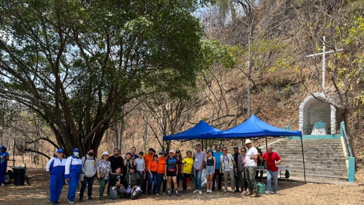 Frente a la gruta del Bosque Palo Santo se inauguró la primera toma de agua.