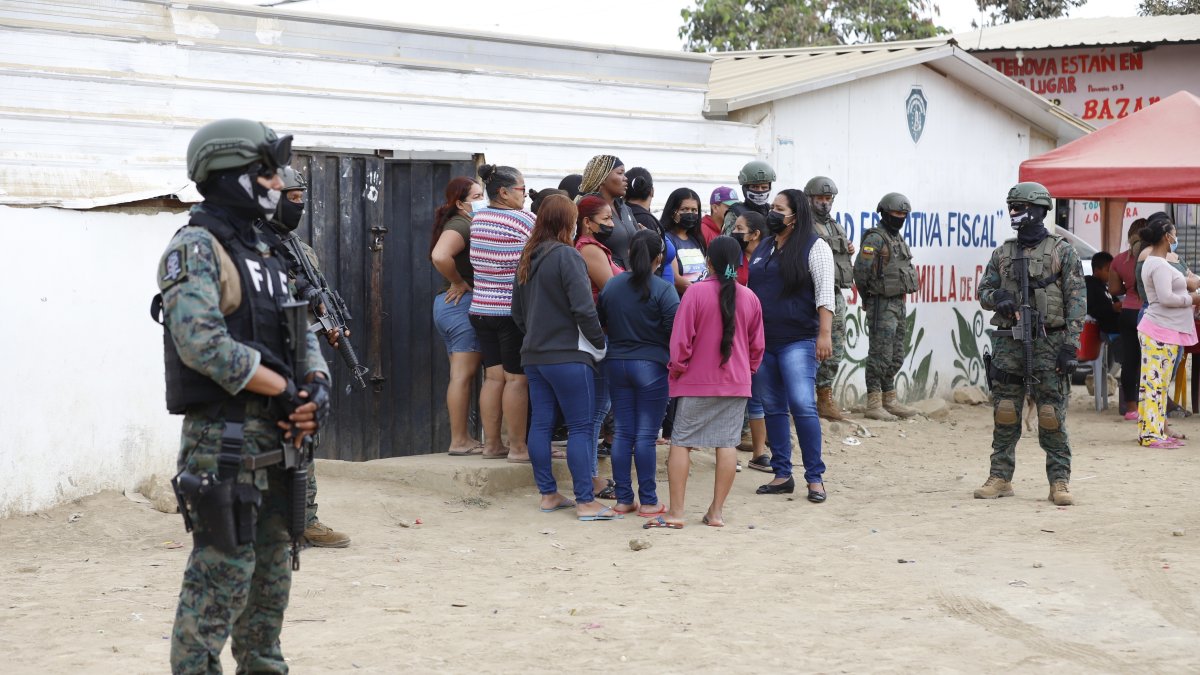 Militares custodian los exteriores de la Unidad Educativa Dolores Veintimilla de Galindo.