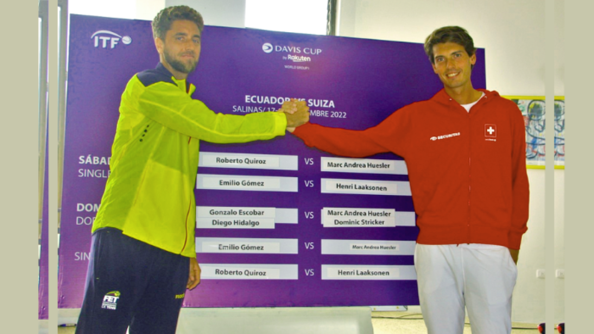 Roberto Quiroz, tenista ecuatoriano ubicado en el puesto 264 del ranking ATP, estrecha su mano con el suizo Marc Andrea Huesler (102), quien jugará el primer duelo de la serie.