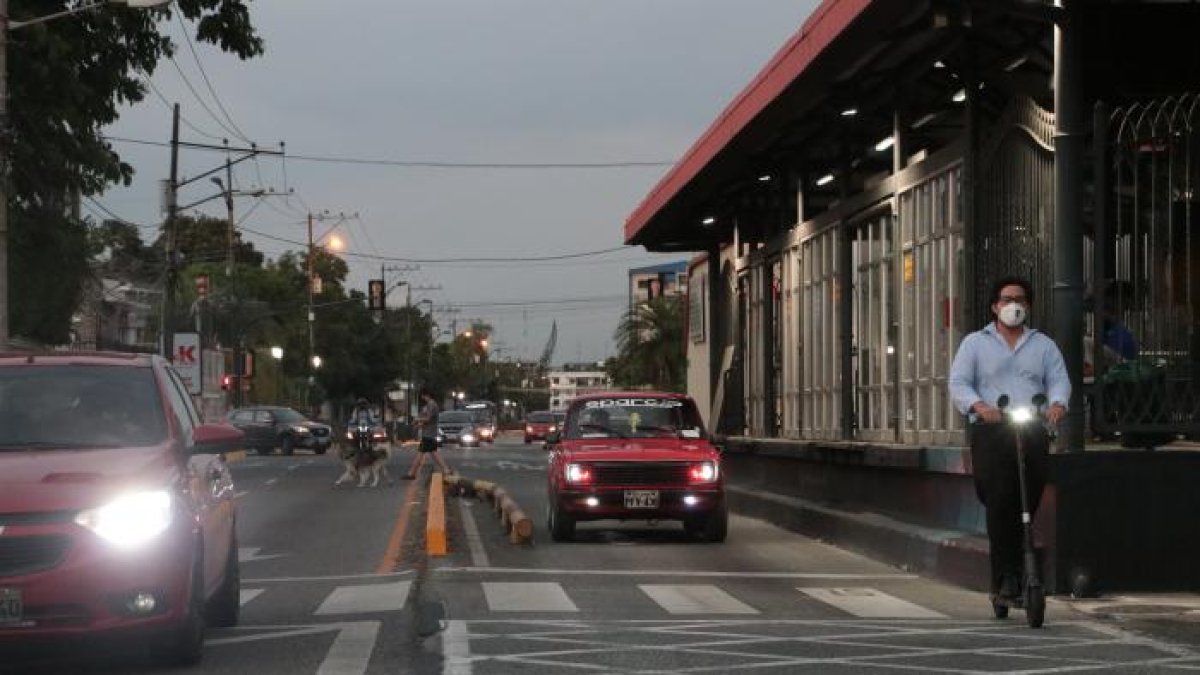Vía. El carril de la metrovía es irrespetado por toda clase de transportes.