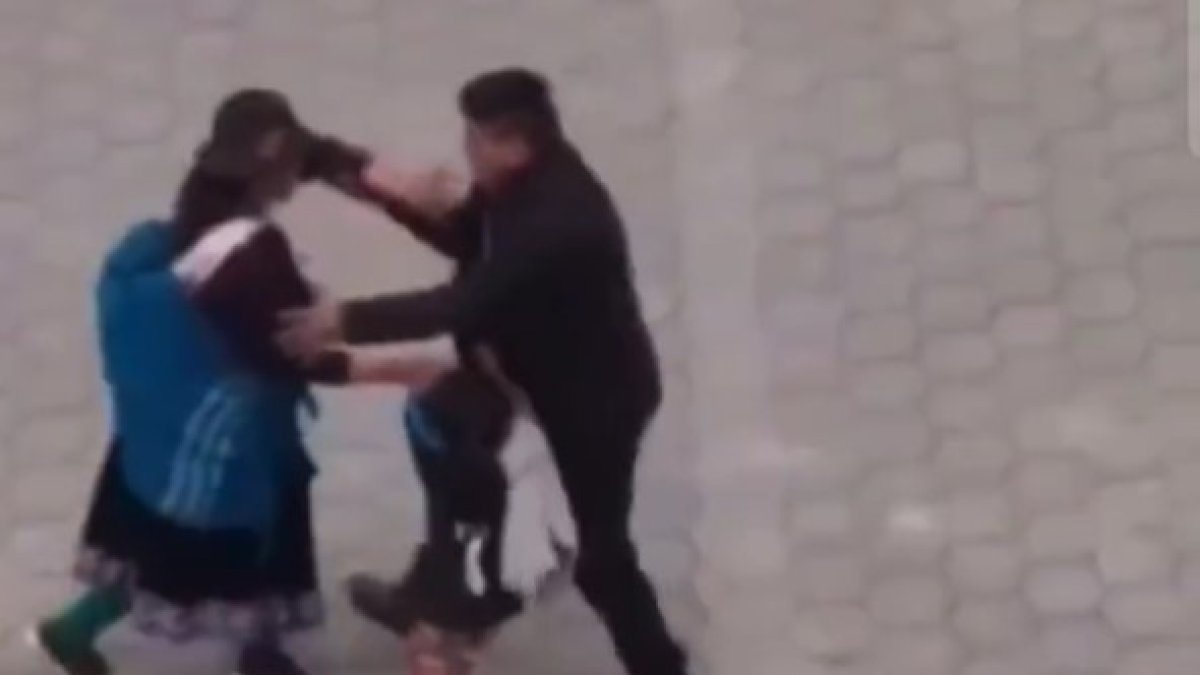 Cañar. Un hombre violento fue filmado cuando agredía a una mujer y su hija en el cantón El Tambo.