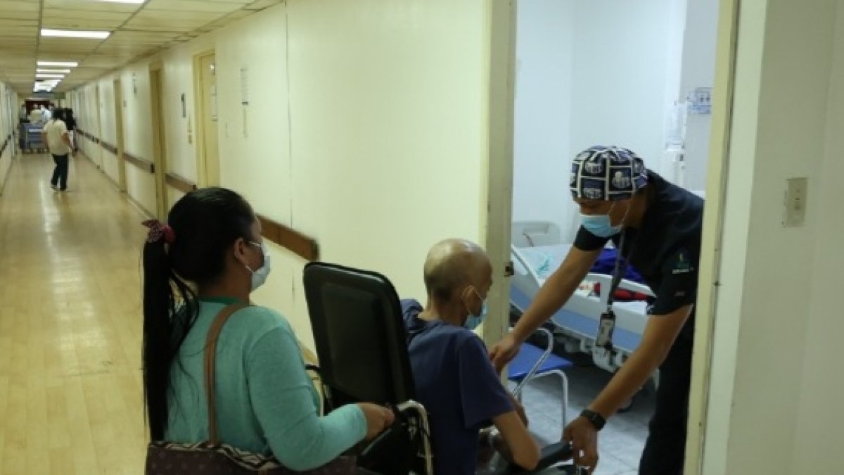 Un enfermero ayuda a un paciente en un hospital público. Según sus impulsores, la Ley de Carrera Sanitaria también los incluye.