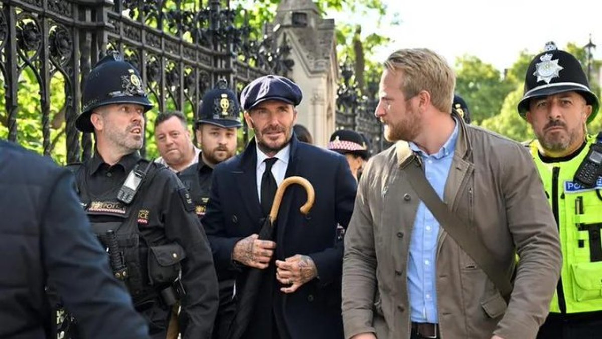 David Beckham entre los famosos que han presentado sus respetos ante el ataúd de la reina.