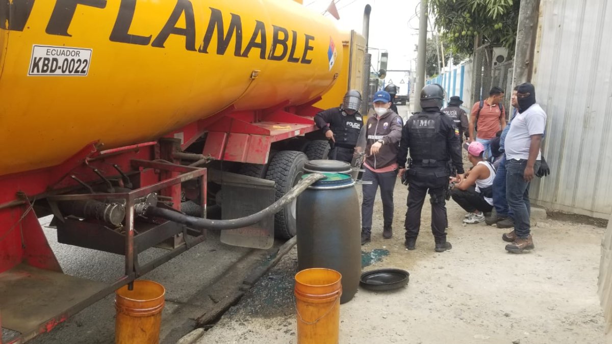 Miembros de la Policía custodian los derivados de hidrocarburos.