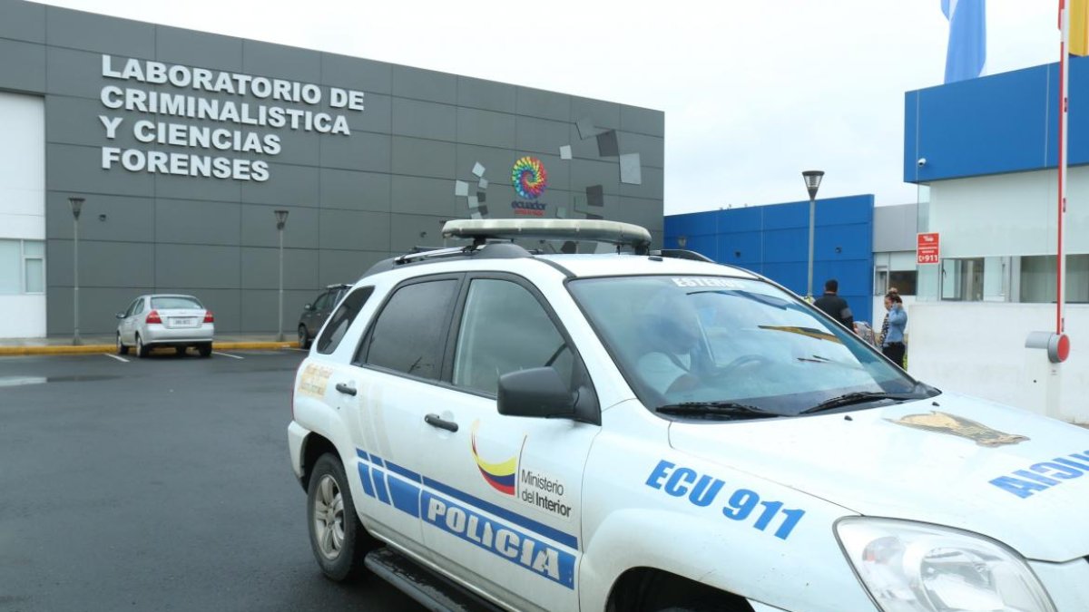 El cadáver fue trasladado al Laboratorio de Criminalística y Ciencias Forenses.