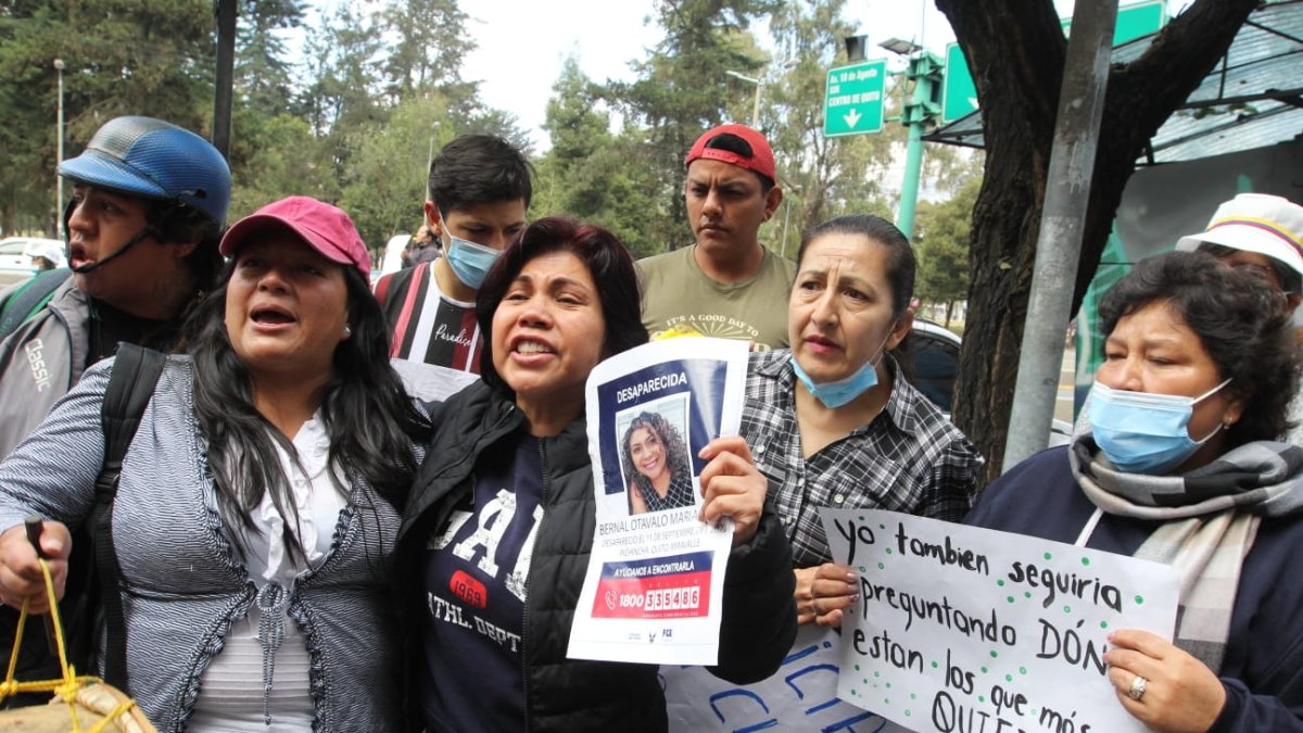 Elizabeth Otavalo junto a familiares y amigos de María Belén Bernal, desaparecida el 11de septiembre exigen justicia en las afueras de la Unidad de Flagrancia