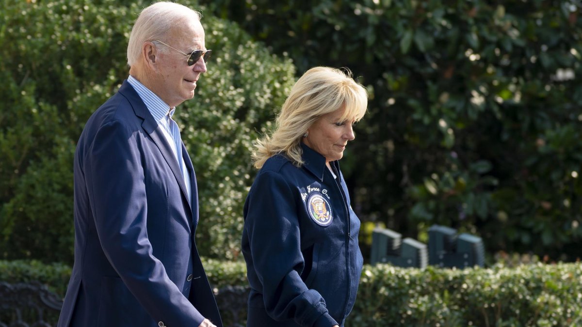 El presidente de EE.UU., Joe Biden, y la primera dama estadounidense, Jill Biden, salen de la Casa Blanca, este 17 de septiembre de 2022, en Washington.